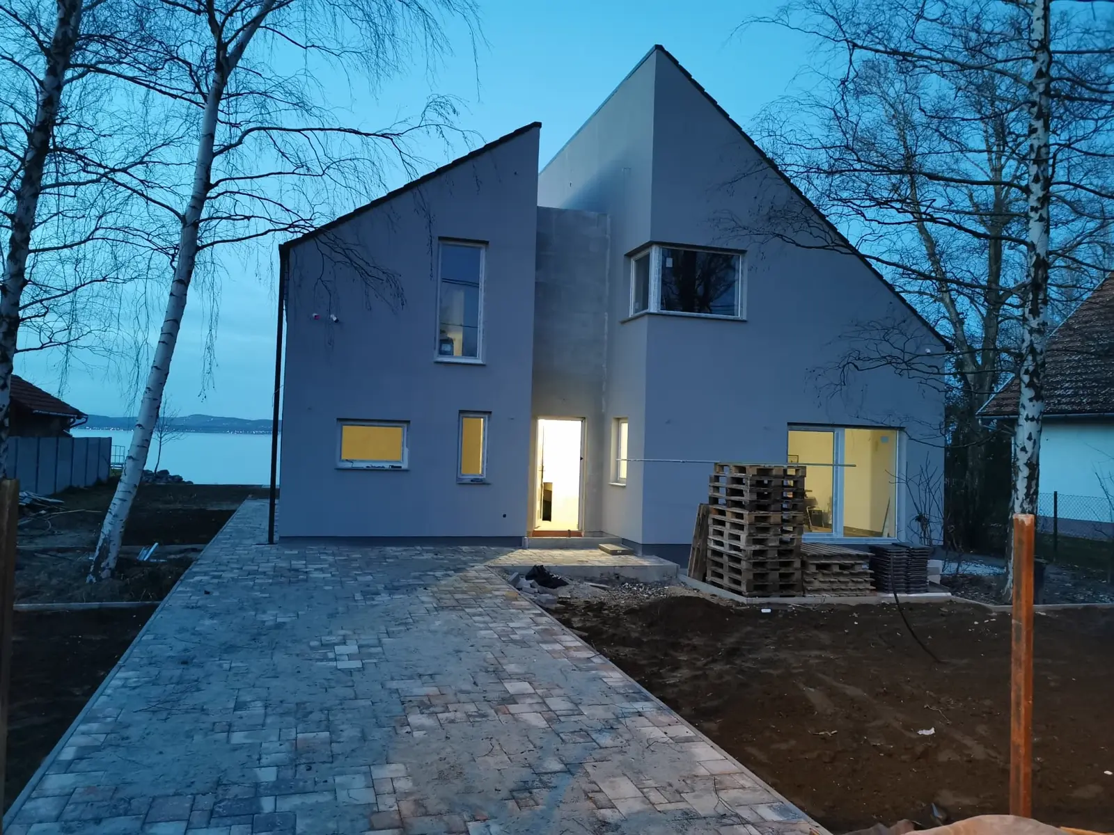 Újonnan épült modern családi ház térkövezett bejáróval – Braunsteiner Építész Kft.